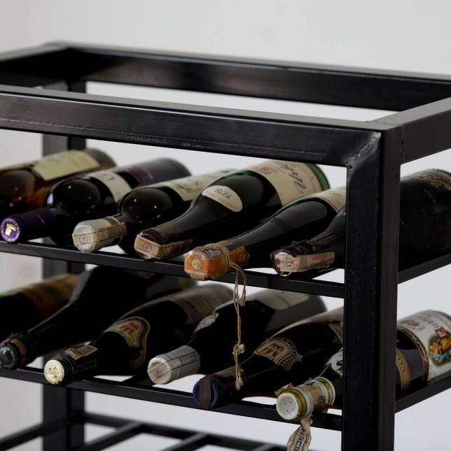 Elegante cava de acero para vinos - Casa Ferro