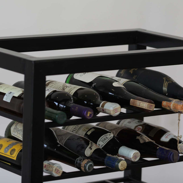 Elegante cava de acero para vinos - Casa Ferro