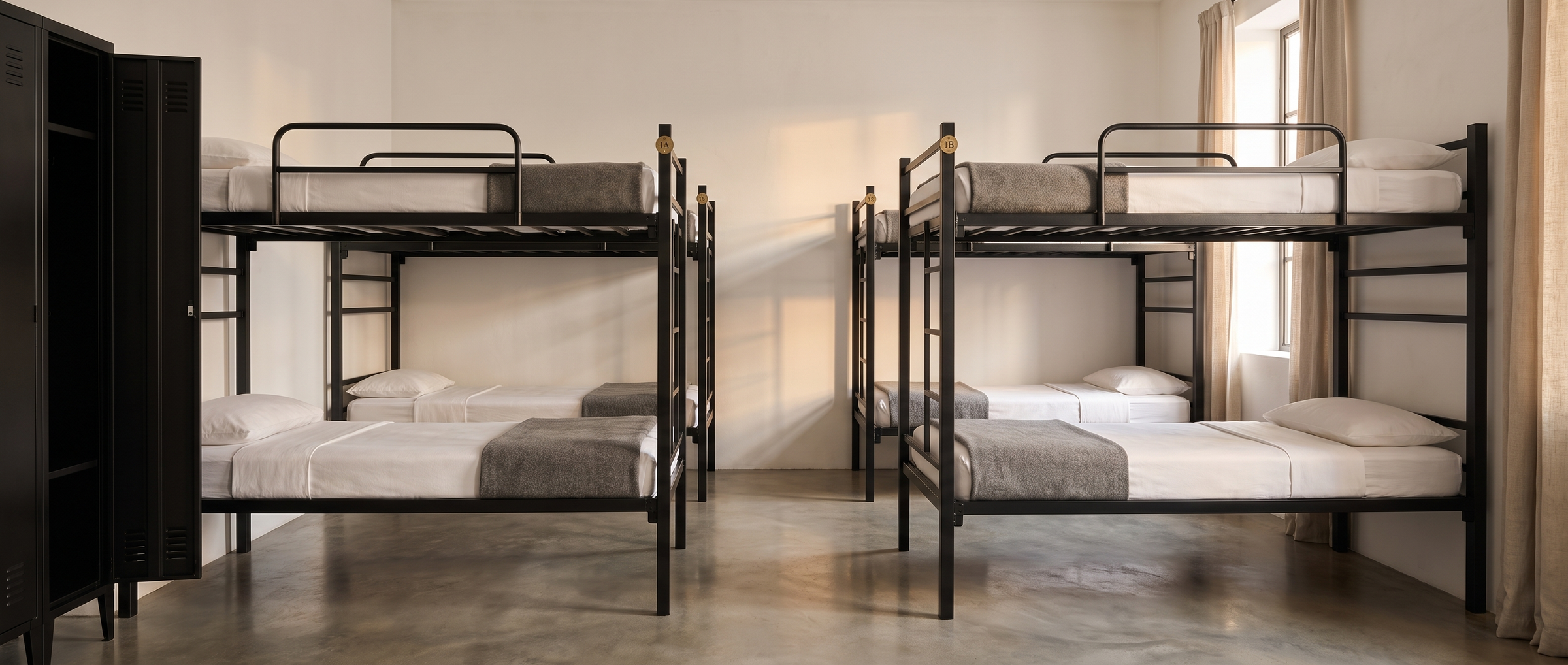 Dormitorio de hostal equipado con literas económicas de metal negro fabricadas por Casa Ferro en CDMX