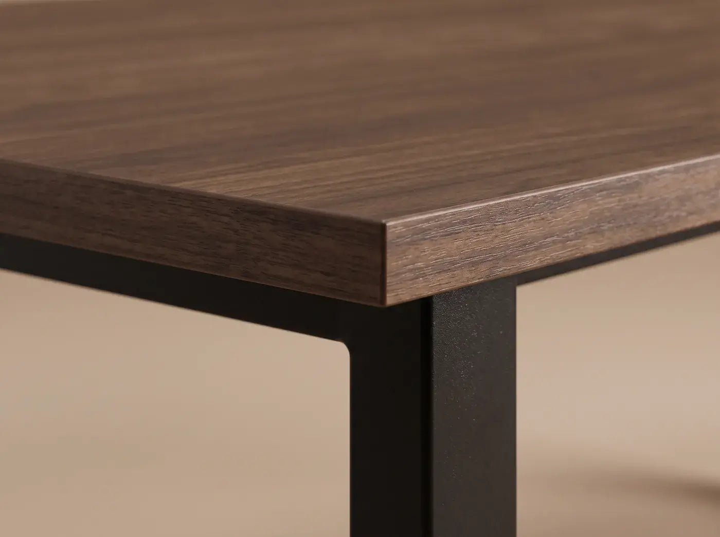 Detalle de cubierta de MDF de 18 mm y pata de acero negro horneado