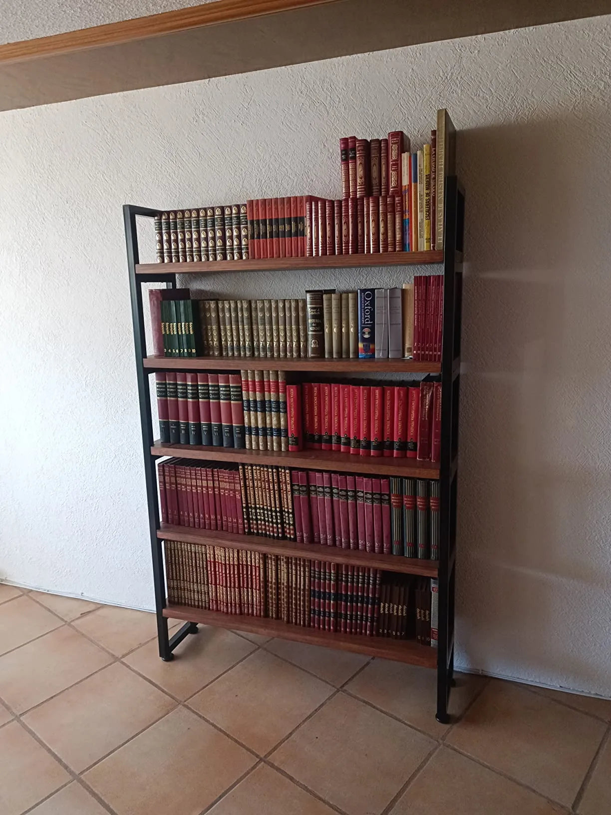 Librero Casa Ferro en casa de cliente, tono nogal