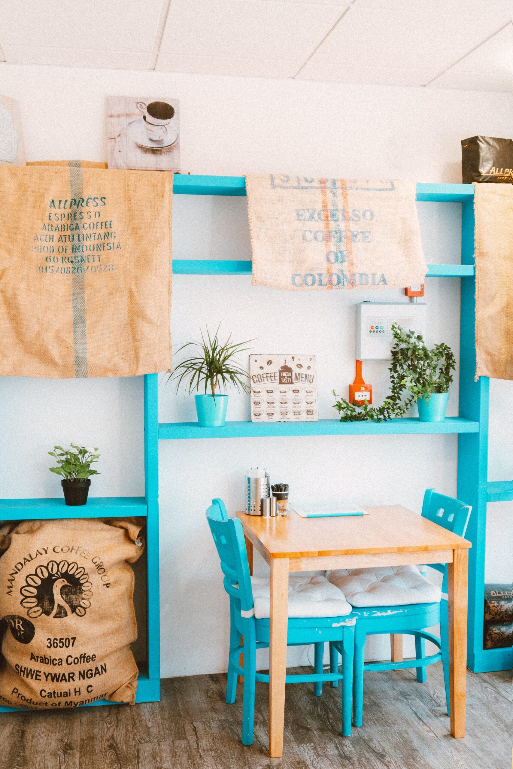 Elige el material para las mesas de tu restaurante: ¿Vidrio, metal o madera?