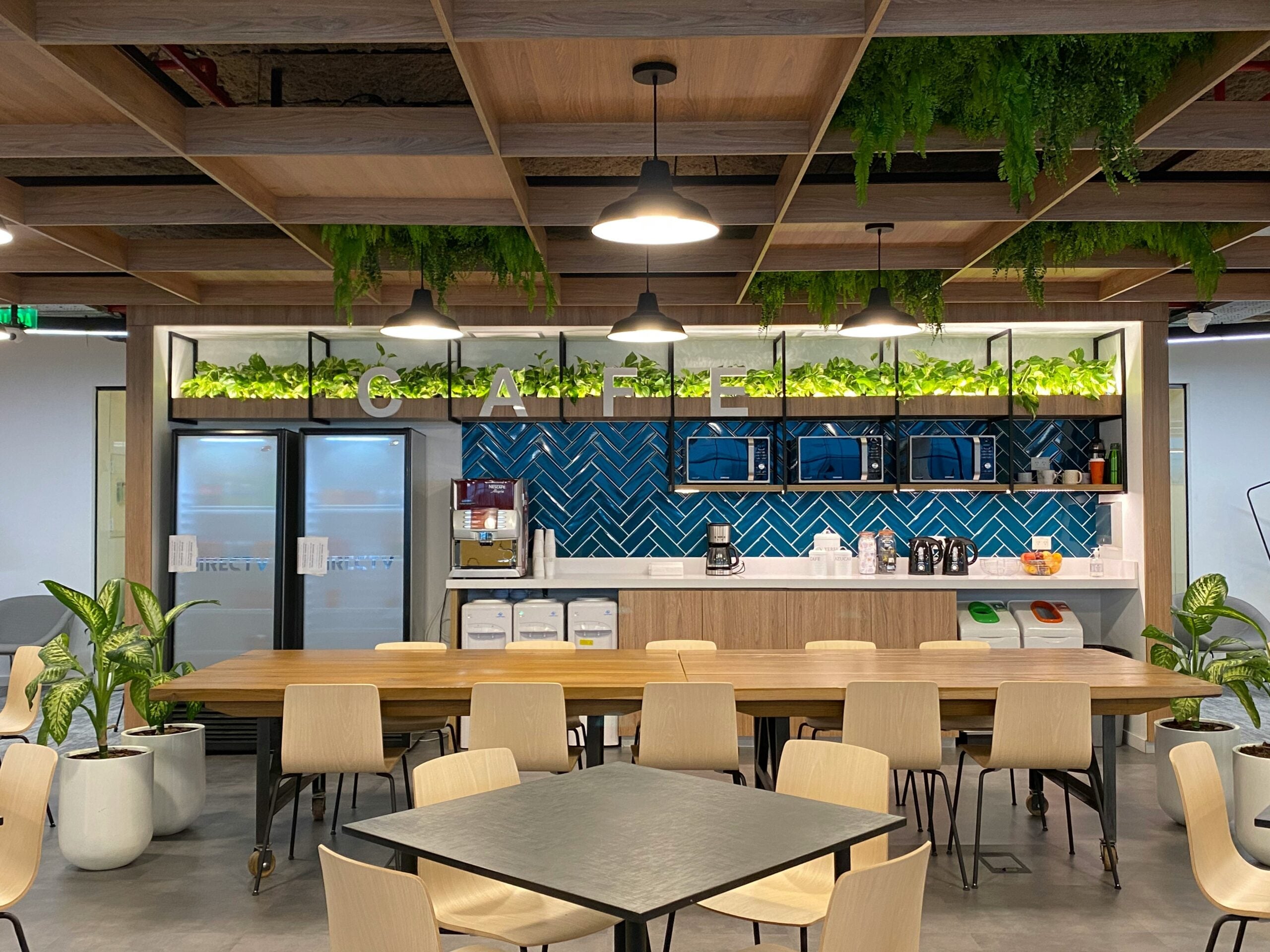 ¿Cómo puedo amoblar mi cafetería con poco dinero?