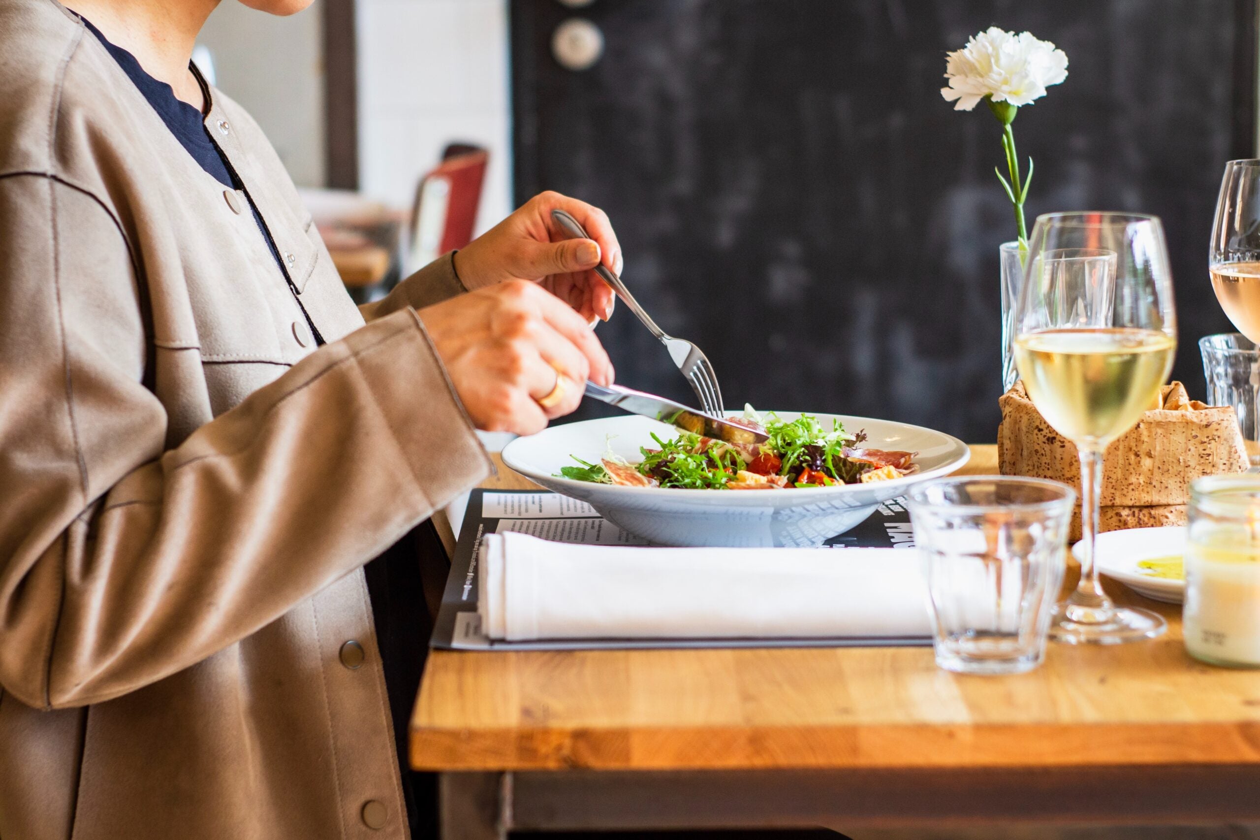 El papel de las mesas en crear la atmósfera adecuada para la comida gourmet