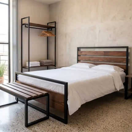 Habitación de hotel con cama de acero y madera Casa Ferro