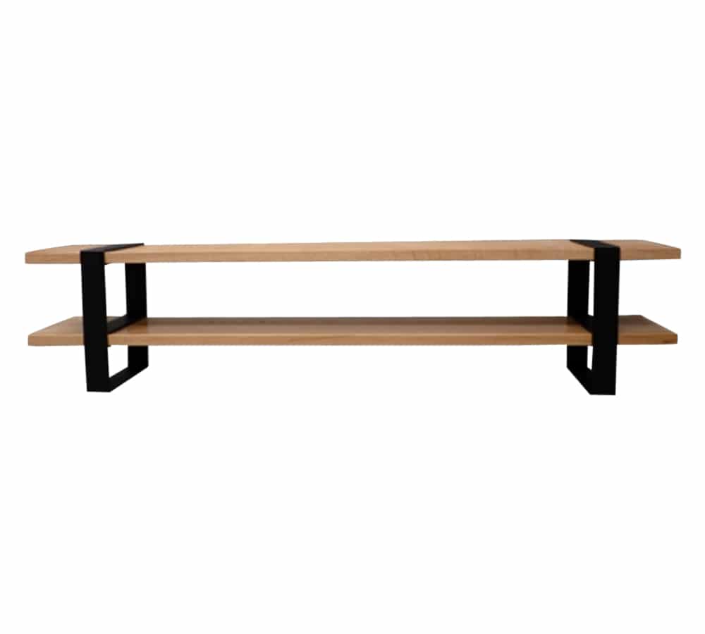 Mueble para TV de pino natural de dos niveles con marco de acero negro sobre fondo blanco