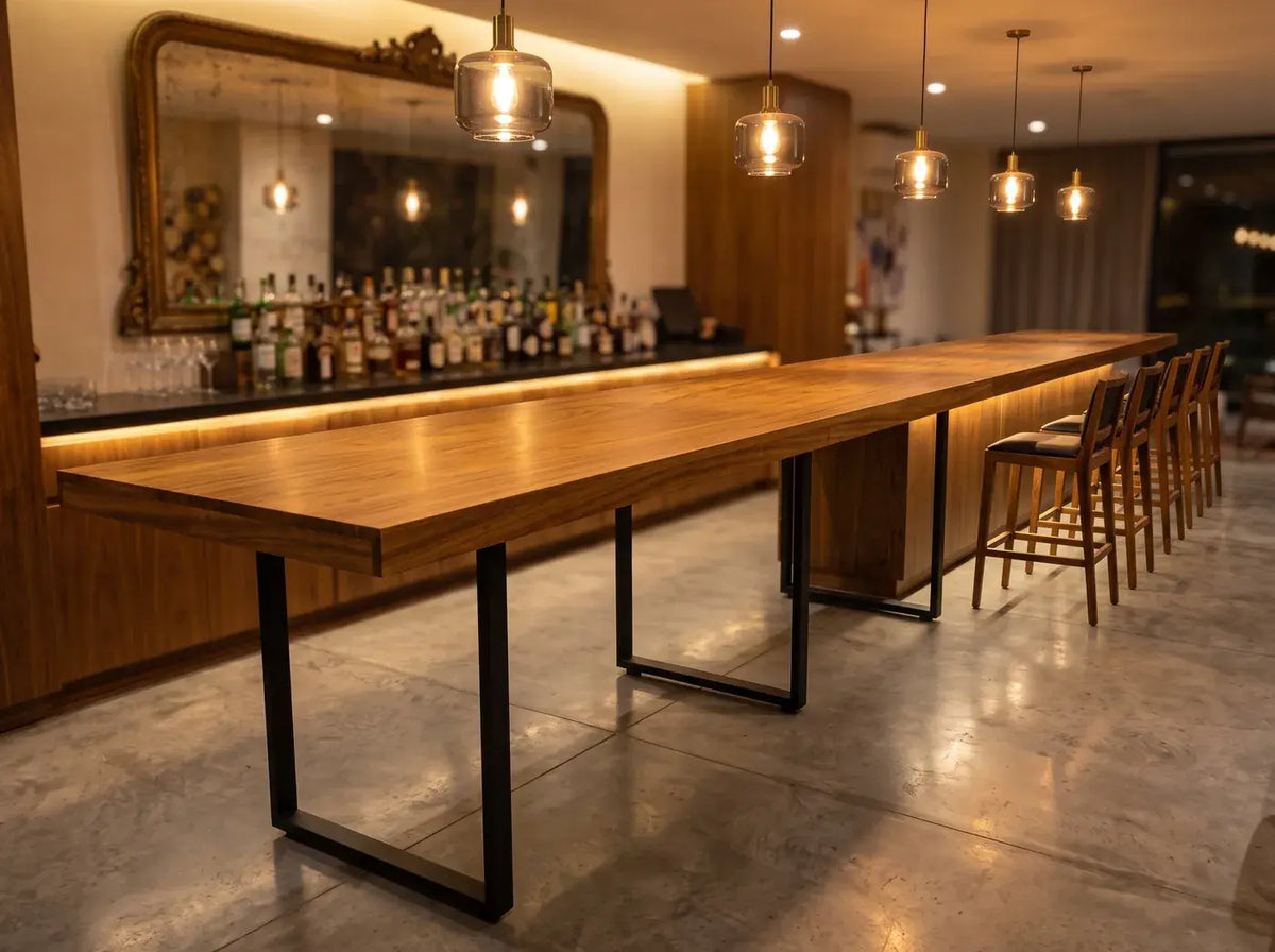 Barra de parota con herrería de acero en bar de hotel boutique