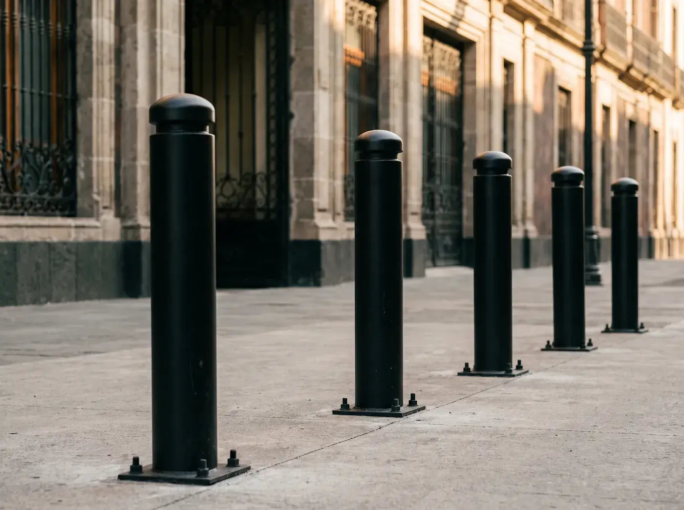 Bolardos de acero Casa Ferro en banqueta urbana