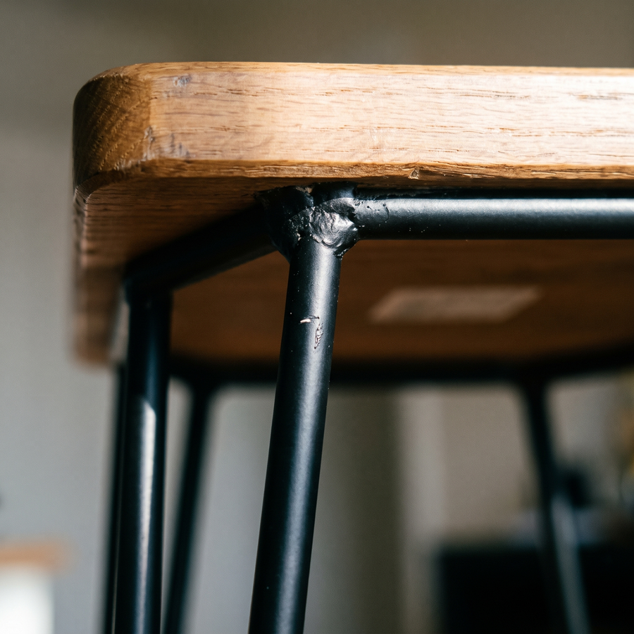 Detalle de la unión soldada entre la pata de acero y el asiento