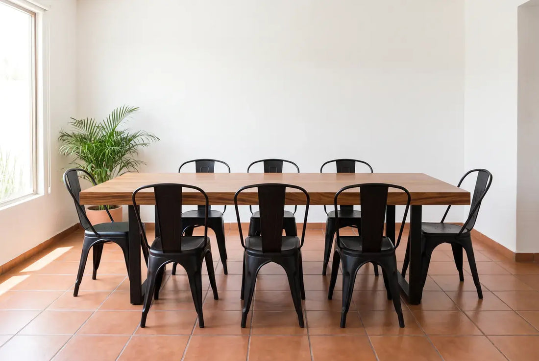 Mesa de parota maciza con herrería de acero en un comedor