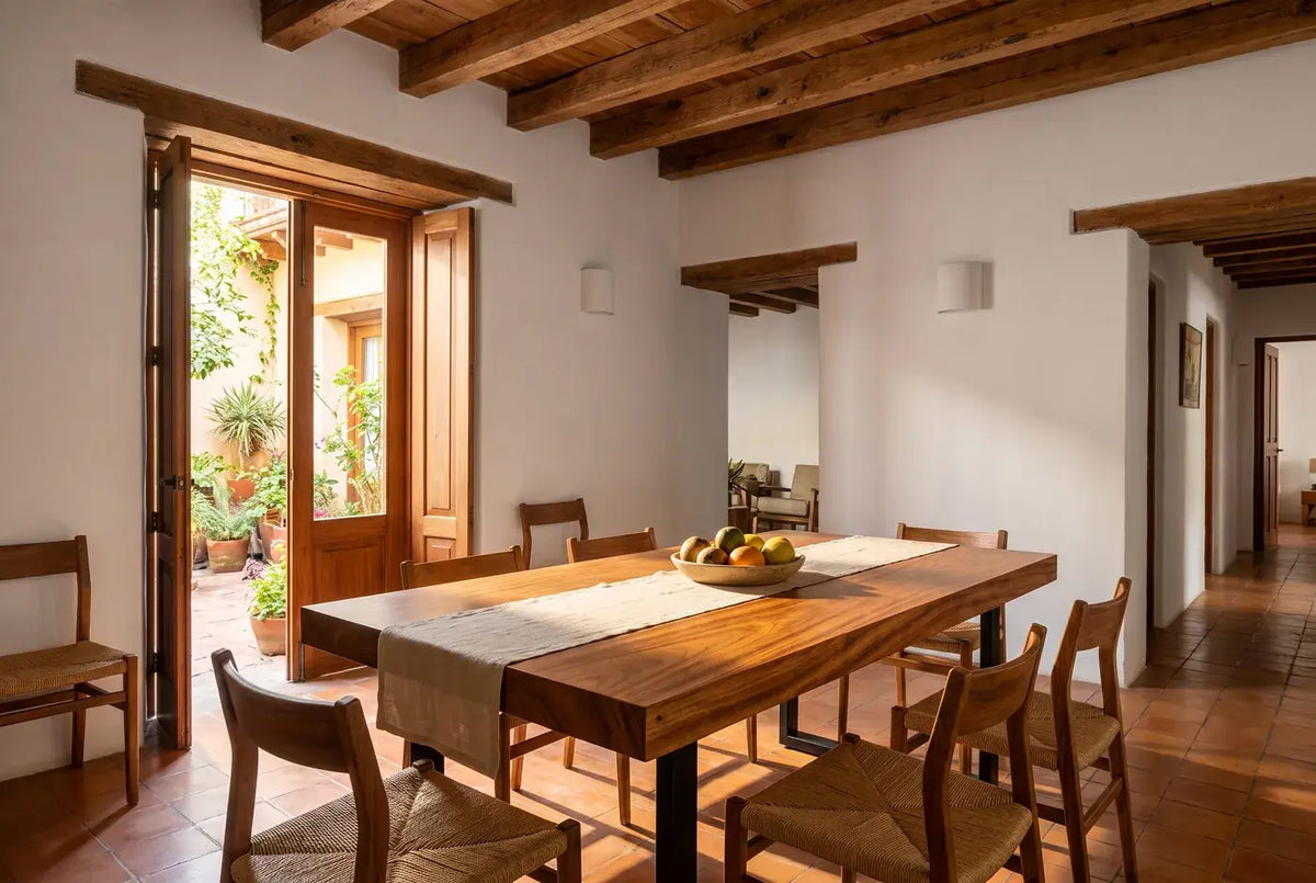 Casa colonial · mesa larga hacia el patio