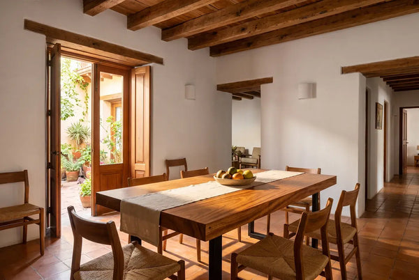 Mesa de parota larga en comedor de casa