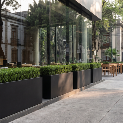 Jardineras Viveros de acero en terraza de restaurante