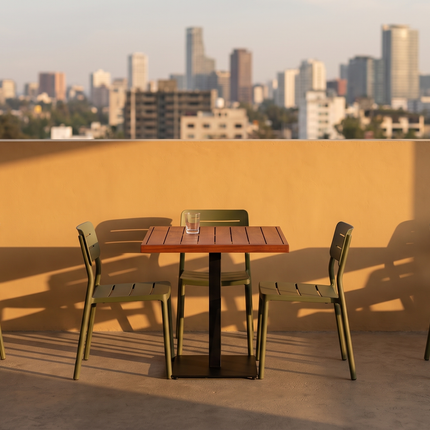 Mesas de cumarú en terraza de restaurante con sillas Vivanti