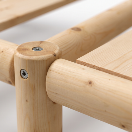 Detalle de la unión de la cama de madera Nara: tornillos a la vista en el poste torneado y listón con el corte de sierra a escuadra, canto vivo