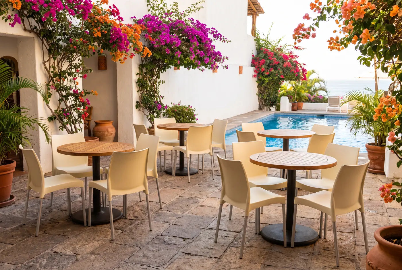 Terraza de desayunos de hotel con mesas de teka y sillas Vivanti