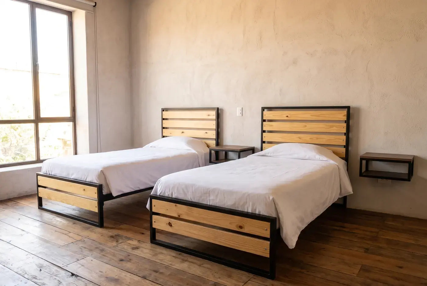 Habitación twin de hotel con dos camas individuales de acero