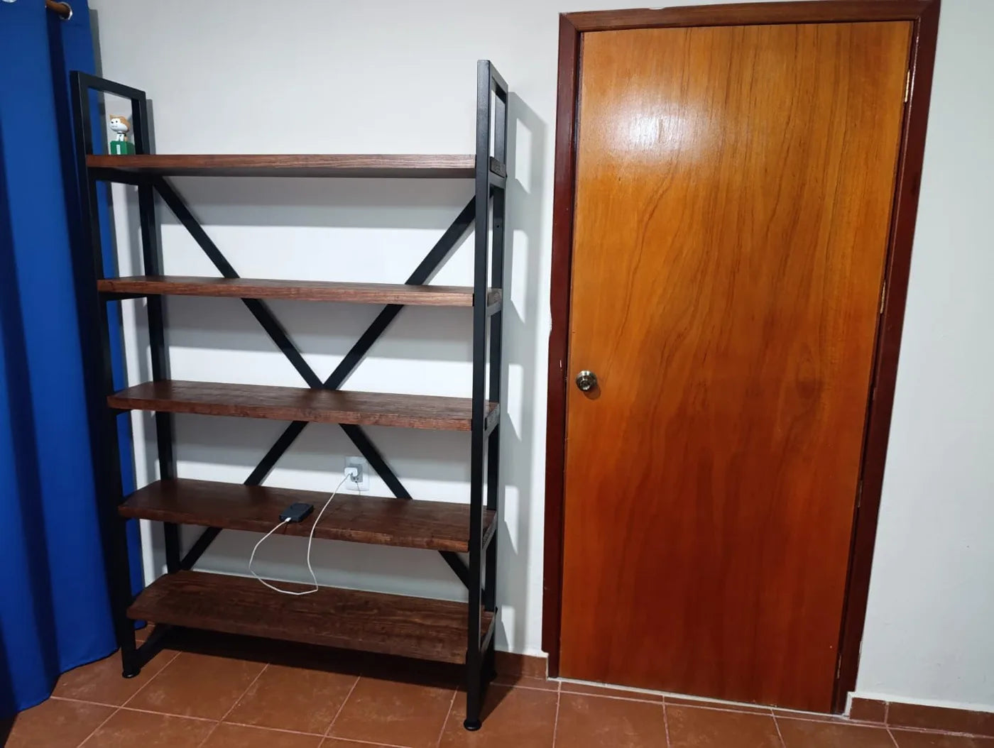Librero Casa Ferro en recámara de cliente
