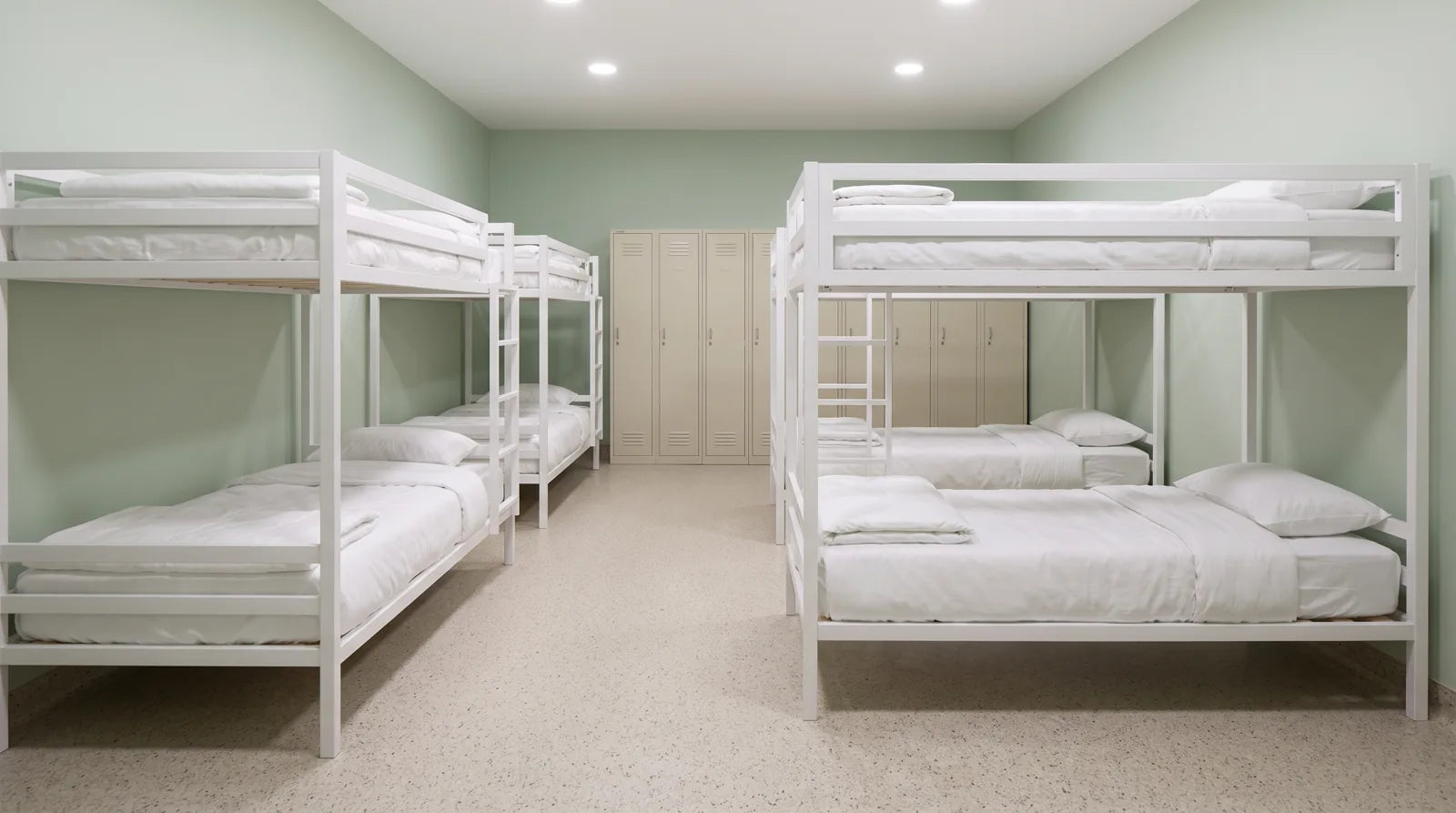Residencia médica con literas blancas