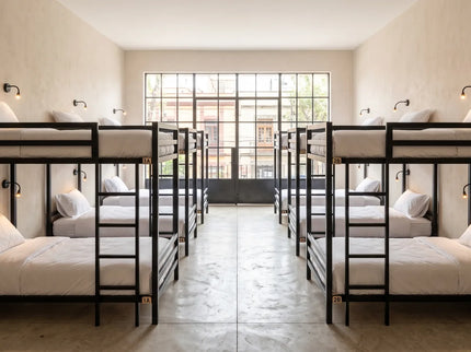Litera individual en dormitorio de hostal
