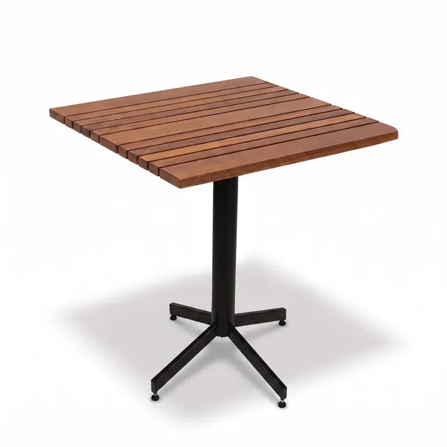 Mesa de restaurante de cumarú con cubierta de listones