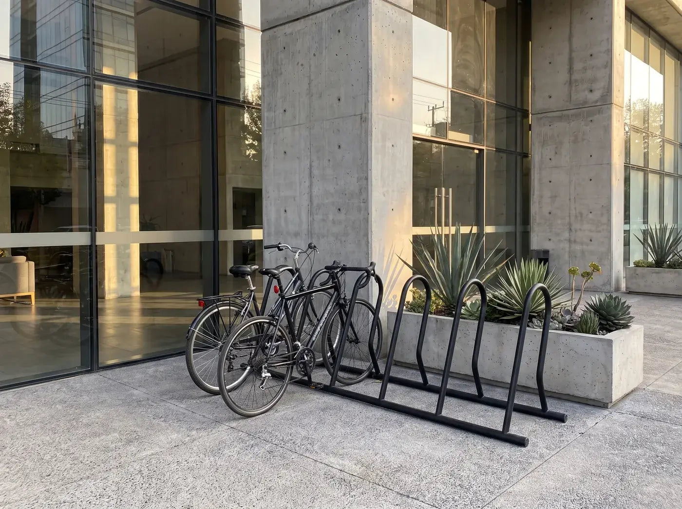 Biciestacionamiento de acero Casa Ferro en un corporativo