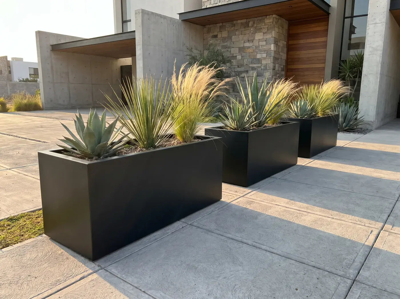 Jardineras de acero en colores RAL en andador