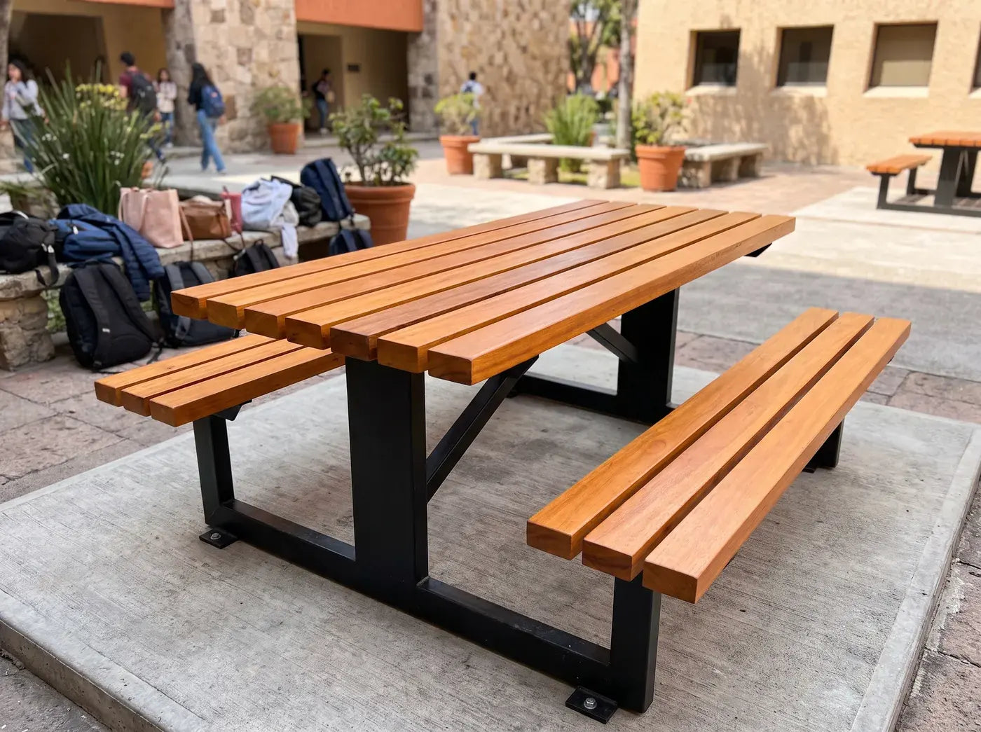 Mesa de picnic de cumarú en campus